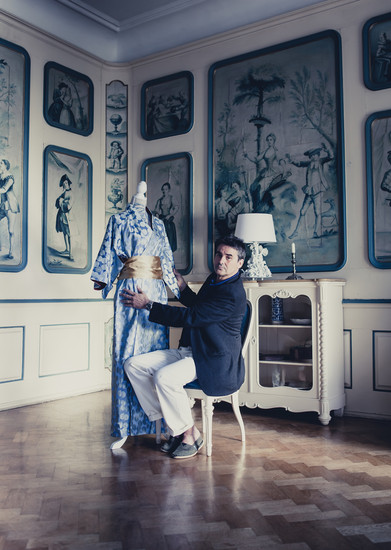Tassilo Graf Sandizell im blauen Salon des Schloss Sandizell mit dem Kimono des englischen Designers Daniel Hanson (2945 Euro bei truffledigger.com) und der mit Comicfiguren gestalteten Lampe des Münchner Designers Philipp Rudolph (905 Euro).