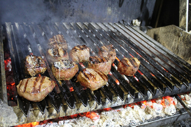  Darf bei einem Gour Meat nicht fehlen: edles Rindfleisch vom Holzkohlegrill

