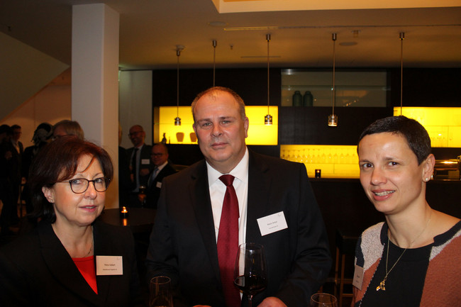 Petra Siebert (Leiterin Öffentlichkeitsarbeit, Flughafen Dresden), Mario Hetzel (Vermögensberater, UniCredit Bank), Katja Weps (Vermögensberaterin UniCredit Bank)
