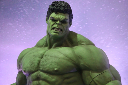 Portrait von Hulk vor blauem Hintergrund.