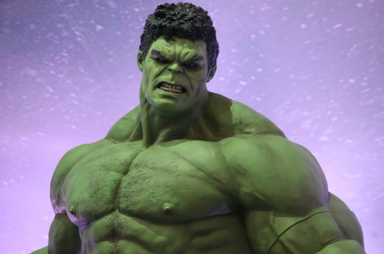 Portrait von Hulk. Portrait von Hulk vor blauem Hintergrund.