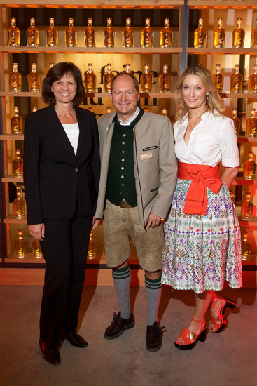 Die bayerische Staatsministerin Ilse Aigner, MdL, Geschäftsführender Gesellschafter von SLYRS Anton Stetter und Kabarettistin Monika Gruber (v.l.n.r)
