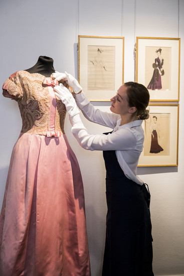 Ein Abendkleid des britischen Designers Victor Stiebel, um 1961