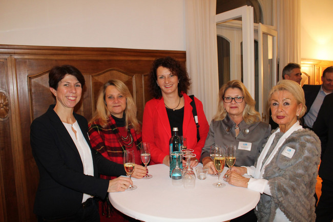  Andrea Schmeinck (Agestellte MDR), Dr. Silvia Wolff-Stephan (Leitende Psychologin Unikinik Dresden), Cornelia Bohn (Prokuristin C.B. Vermögensverwaltung), Ina Leichsenring (GF Dresdner Bauhaus AG), Ina Gorka (Gattin des Ehrenpräsidenten TC Blau-Weiß)
