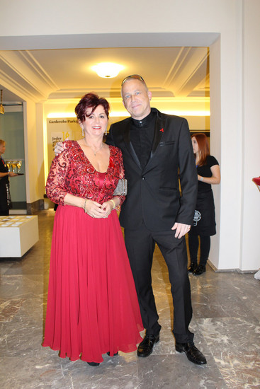  Die Veranstalter der 11. HOPE Gala: Viola Klein (Geschäftsführerin Saxonia Systems Holding) und Stefan Hippler (Pfarrer in Kapstadt)
