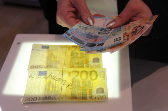  Am Stand der Deutschen Bundesbank konnte die Besucher selbst versuchen, Blüten von echten Scheinen zu unterscheiden
