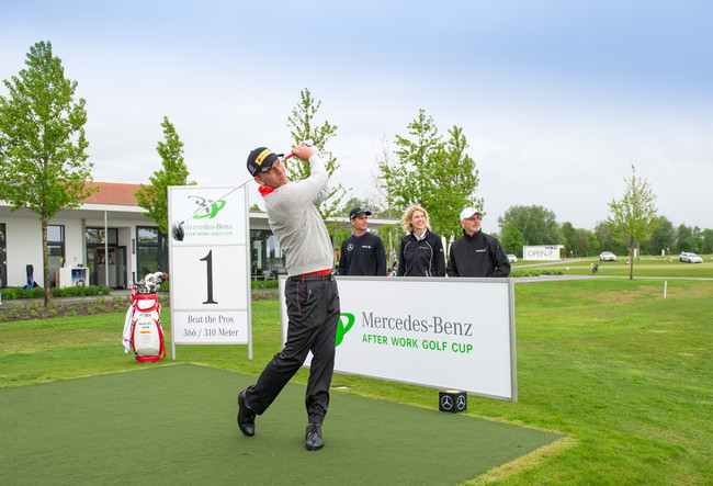 Marcel Siem beim Abschlag; im Hintergrund Moritz Lampert, Fredericke Balck (Mercedes-Benz Deutschland) und Franz Beckenbauer (v.l.) bei der Auftaktveranstaltung des After Work Golf Cup 2014