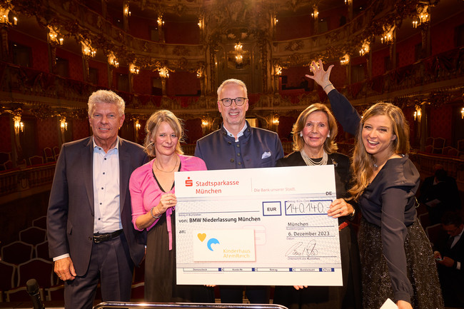 Dieter Reiter (OB München), Barbara Weltin (Kinderhaus AtemReich), Bernd Döpke (Leiter BMW München), Ursula Prinzessin von Bayern, Nina Eichinger
Foto: Jens Hartmann/BMW
