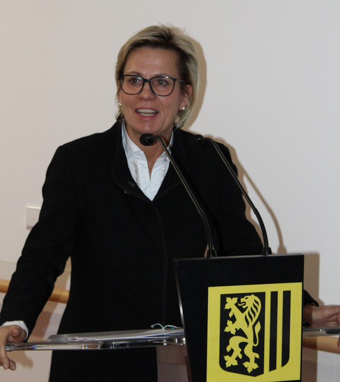 Die Sächsische Ministerin für Soziales und Verbraucherschutz  Barbara Klepsch wünscht den Mitarbeitern und Verantwortlichen viel Erfolg bei der Arbeit im neuen Onkologiezentrum