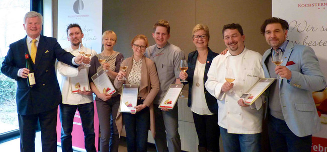 Kochsternstundenschirmherr Dr. Georg Prinz zur Lippe (links) und Kochsternstundeninitiator Clemens Lutz (rechts) mit den Vertretern der Gewinnerrestaurants sowie den besten Servicekräften der Kochsternstunden 2016.