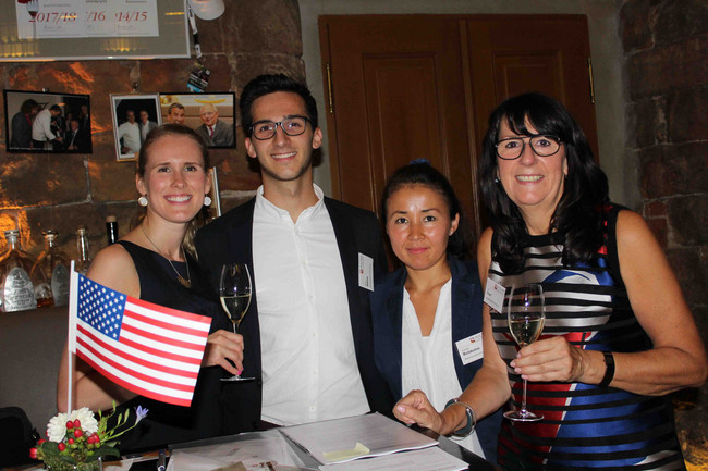 Lisa Baumann, Daniel Nahes (2.v.l. Notariat Heckschen & van de Loo), Gulumkan Murzakulova (Notariat Heckschen & van de Loo) und Katrin Siegert (Notariat Heckschen & van de Loo)