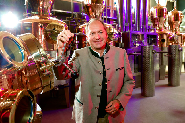  Geschäftsführer Anton Stetter vor der neuen, modernen Destillationsanlage