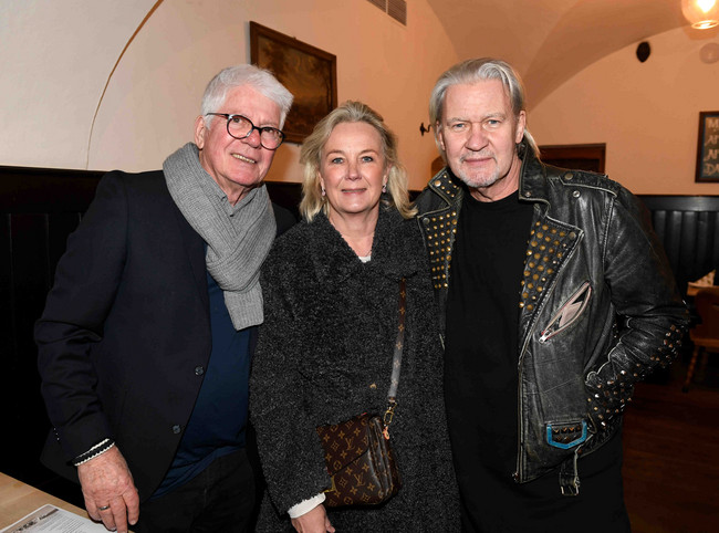 Thomas Stein und Johnny Logan mit Lebensgefährtin Tanja Surmann 
Foto: Frank Rollitz/Schneider Press