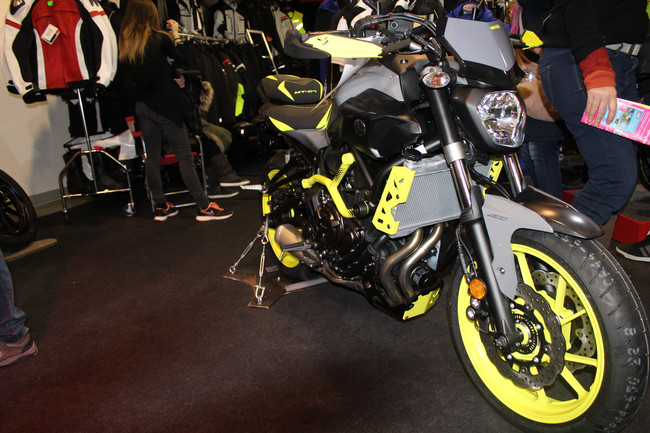  Schrille Farben: Yamaha MT 7

