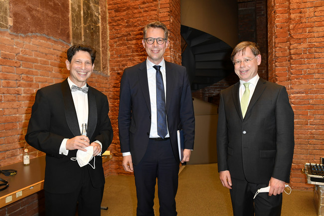 Prof. Dr. Oliver Münsterer, Wissenschaftsminister Markus Blume und Prof. Dr. Christoph Klein