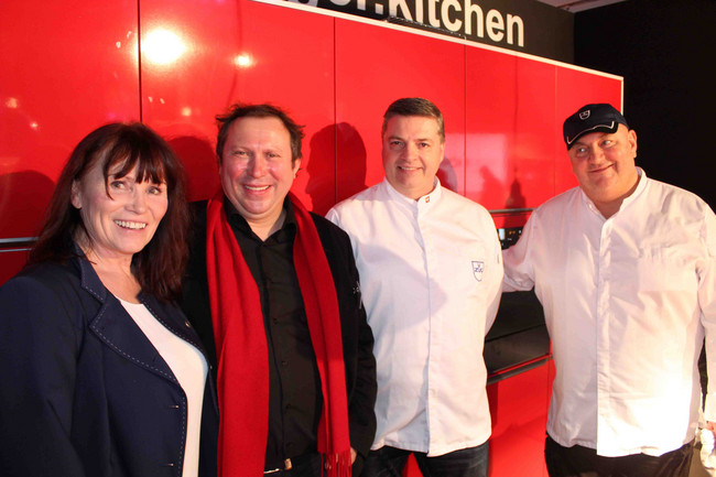 Uli Wüllenweber (Leiterin GourmetAcademy), Mirko Hunger (Inhaber Hunger Küchen) und Köche