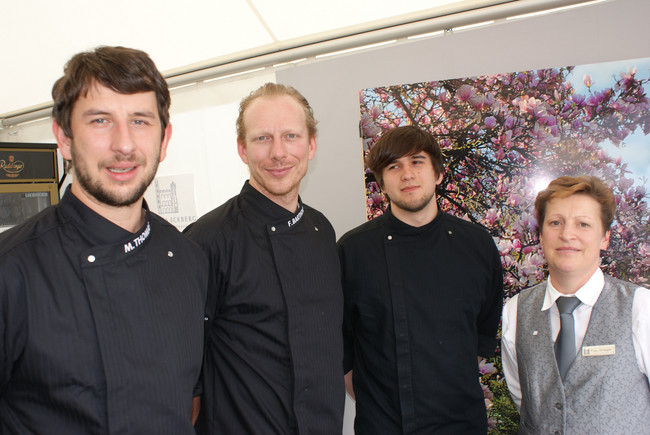 Martin Thomas (chef de cuisine), Felix Barthold (stellv. chef de cuisine), Adrian Jäkel (Azubi) und Heike Striegler (Restaurantmanagerin) vom Schloss Eckberg