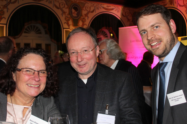  Karin Zimmermann (SRH-Hotel-Akademie Dresden), Dr. Ulrich Brümmer (Leiter Studio Dresden/Elbland, MDR) und Prof. Dr. Matthias Straub (Prof. BWL SRH-Hotel-Akademie Dresden)
