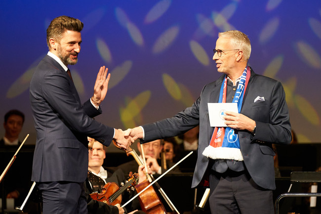 Marko Pesic (Geschäftsführer FC Bayern Basketball GmbH), Bernd Döpke (Leiter BMW München)
Foto: Jens Hartmann/BMW