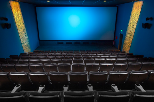Stühle im Kino. Stuhlreihen in einem leeren Kinosaal.