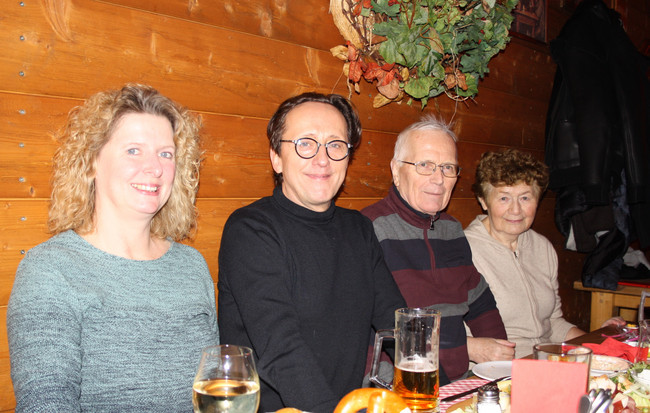  Antje Lützow (Kundenberaterin, markenzoo), Andreas "Weitersagen" Graumnitz (Sänger, Weitersagen singt Westernhagen), Dipl.-Ing. Bernd Graumnitz (Rentner), Annelies Graumnitz (Rentnerin)
