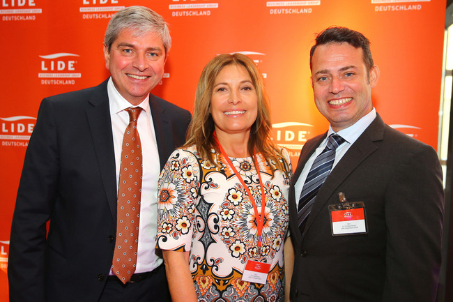 Dr. Ralf Gaffal (Vice President International Business Flughafen München GmbH), Fabiana Oscari-Bergs und Moritz Eckes (Unternehmer)