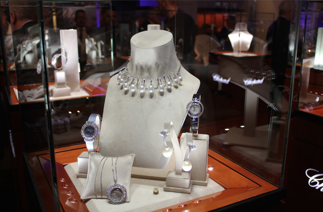  In den einzigartigen Kollektionen werden nicht nur Diamanten sondern auch Perlen verarbeitet