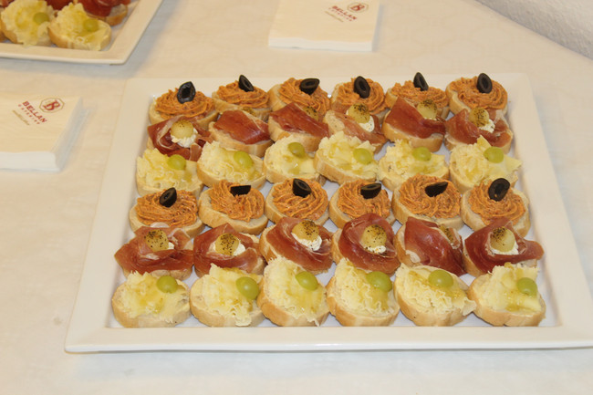  Die Häppchen kamen von Bellan Catering: Serranoschinken mit Gaillano - Melone, Créme von getrockneten Tomaten mit Olive und Tête de Moine auf Fruchtsenf. 