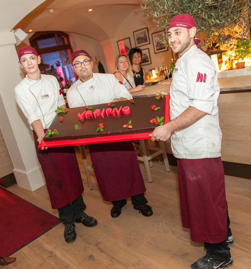 Die Mitarbeiter des Vapianos überraschen die Gäste mit einer Torte