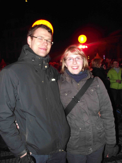 „Das Feuerwerk war genial. Farbenfroh und bombastisch und einer solchen Veranstaltung würdig. Wir sind dieses Jahr zum ersten Mal hier, aber kommen gerne wieder. Ein wirklich großes Fest. Wir haben uns auch schon vorgestellt, wie es wäre, einmal drinnen dabei zu sein. Aber dafür müssten wir wohl noch ein bisschen sparen.“ (Nicole Wehle, Logopädin, und Michael Fritsch, Informatiker, aus Dresden)