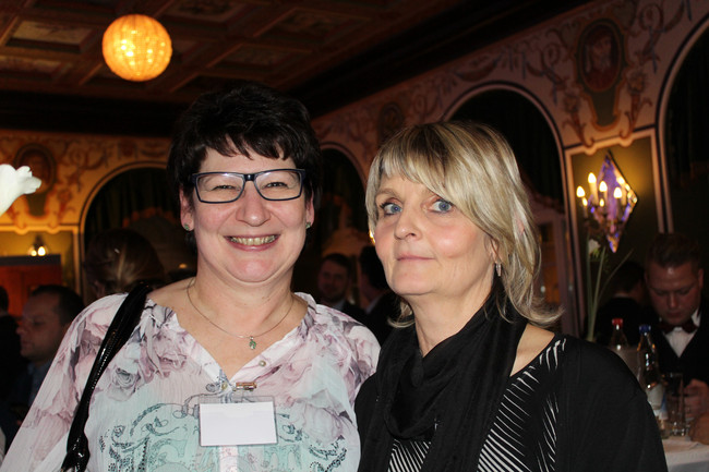  Ramona Schumann (GF Gaststätte & Pension „Zum Holzwurm“) und Beate Wegehaupt (Mitarb. Gaststätte & Pension „Zum Holzwurm“)
