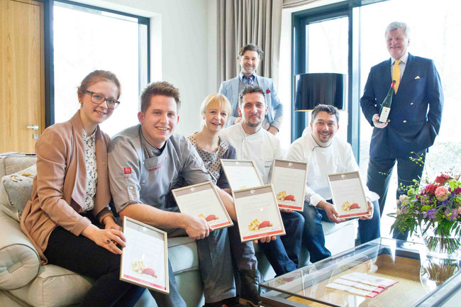 Kochsternstundeninitiator Clemens Lutz (hinten links) und Kochsternstundenschirmherr Dr. Georg Prinz zur Lippe (hinten rechts) mit den Gewinnern: Stephanie Walter (Sachsens beste Servicekraft, vordere Reihe von links) und Sebastian Probst vom Logis-Landhotel Rosenschänke (Gold), Nadine Butter (Beste Servicekraft - 2. Platz) und Stephan Fröhlich von der Brasserie Ehrlich (Silber) sowie Enrico Schulz vom Landidyll-Hotel Erbgericht Tautewalde (Bronze).
