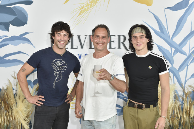 Moritz Bleibtreu mit DJs Aaron und Leon Altaras  