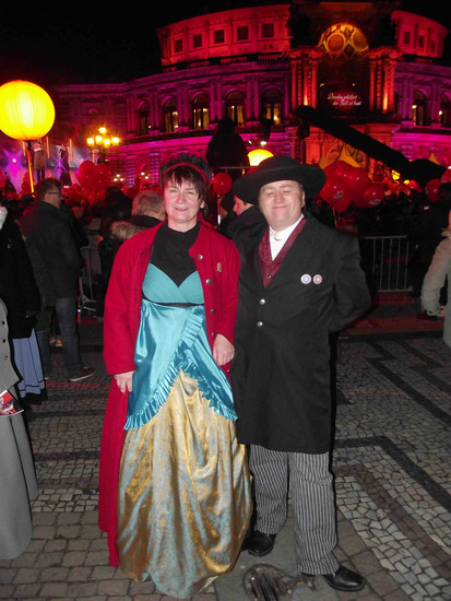„Der SemperOpernball ist die perfekte Gelegenheit, sich mal richtig herauszuputzen. Das machen wir jedes Jahr. Und fleißig Quadrille geübt haben wir auch, für den Rekordversuch nachher. Ich bin sicher, dass Dresden den packt!“ (Gabi Finke, Krankenschwester, und Olaf Sauer, Lagerarbeiter, aus Ilmenau)