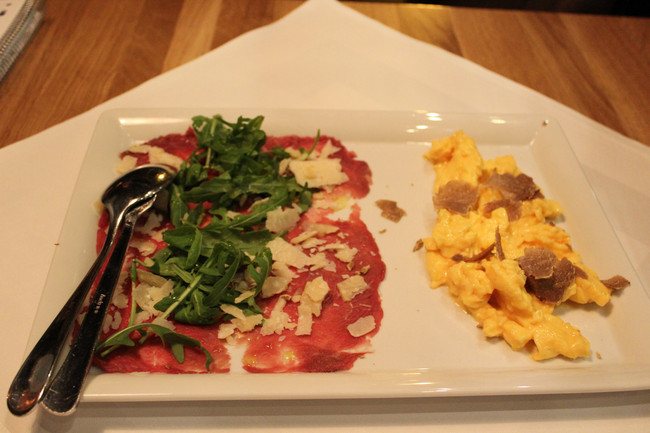  Carpaccio vom Black Angus Ochsen mit altem Parmesan und Rührei mit weißem Alba Trüffel
