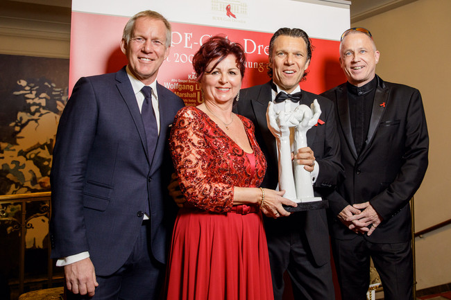  Laudator Johannes B. Kerner, Gastgeberin Viola Klein, Hope-Award-Gewinner Urs Meier, Gastgeber Stefan Hippler
