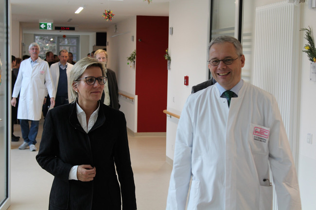 Ministerin Barbara Klepsch und Dr. Harald Schmalenberg beim Rundgang durch den neuen Klinikteil