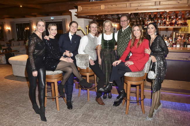 Julia und Nina Meise, Denise Schindler, Jeannette Graf, Gastgeberfamilie (Böglerhof), Michaela Duftner mit Mann Johannes Duftner, Alexander Duftner (Sohn), Hannes Margreiter (Schwiegersohn)
Foto: BrauerPhotos / G. Nitschke