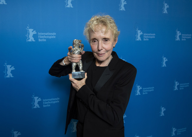 Silberner Bär für die Beste Regie 2022: Claire Denis für Avec amour et acharnement (Both Sides of the Blade) (Foto: Alexander Janetzko/Berlinale 2022)