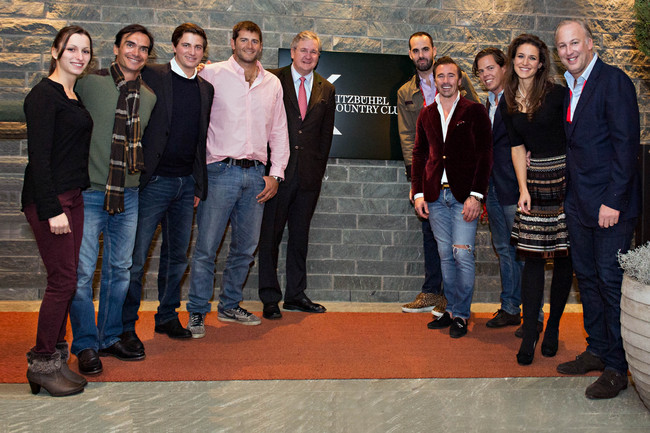 KCC-Gründer Richard Hauser (5. v.l.) und KCC Direktorin Sandra Zanetti (2. v.r.) hießen die weltbesten Polo-Spieler im außergewöhnlichen Umfeld des Kitzbühel Country Club willkommen.