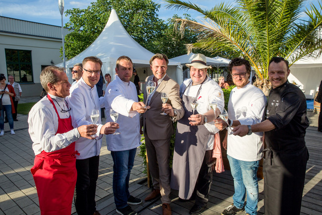 Roy Petermann (Restaurant Wullenwever, Lübeck), Mario Pattis (Dresden), Sebastian Hadrys (Landhaus Hadrys, Magdeburg), Mirco Meinel (Veranstalter der Genusswelten), Frank Schreiber (Hotel „Goldener Hahn“, Finsterwalde), Benjamin Biedlingmeier (Bülow Palais, Dresden) und Benjamin Unger (Hotel Blauer Engel, Aue)