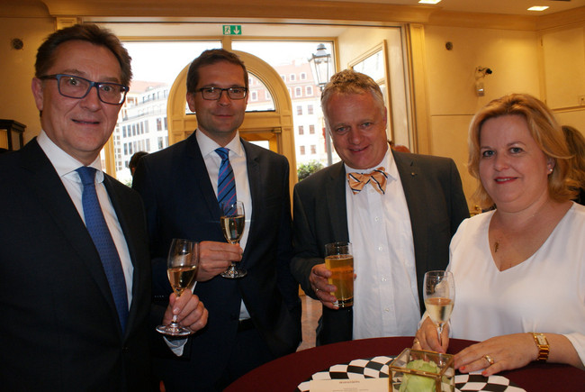 Jürgen Wörlein (GF Bankhaus LöbbeckeDresden), Ralf Pfeiffer (GF Juwelier Wempe), Thomas Rechentaen und Carola Rechentaen
