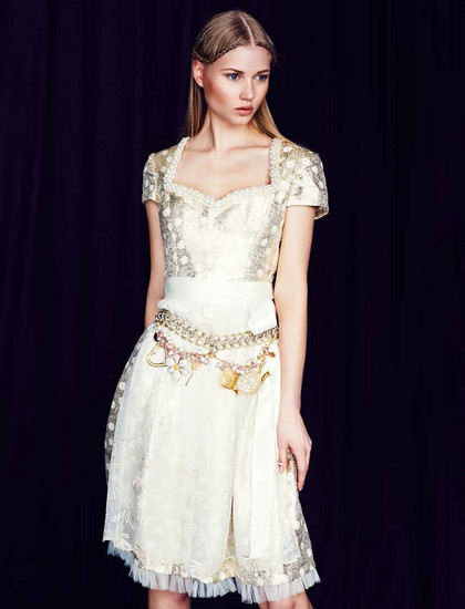 Das Dirndl elegant und modern: Goldene Stickereien zieren die Spitzenschürze
