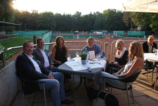 Reinhard Kellner (GF Bauplan), Volker und Angela Romeikat (DGG AG), Thomas Reimann (Bildhauer) Gerlinde Reimann und Marita Kellner (Bauplan