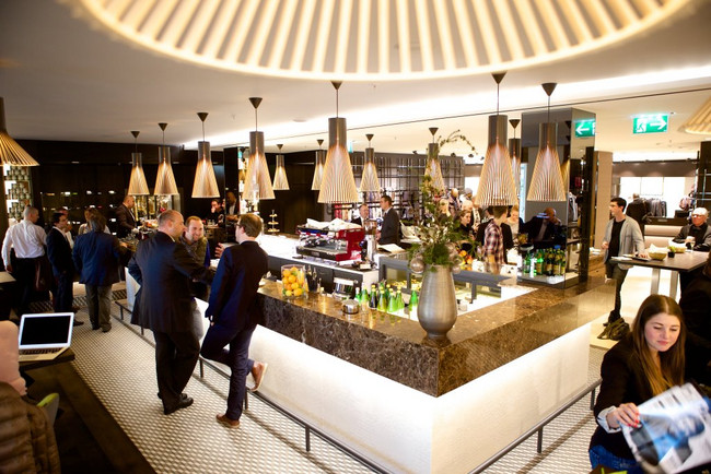  Modernes Ambiente in der neuen HIRMER Tagesbar