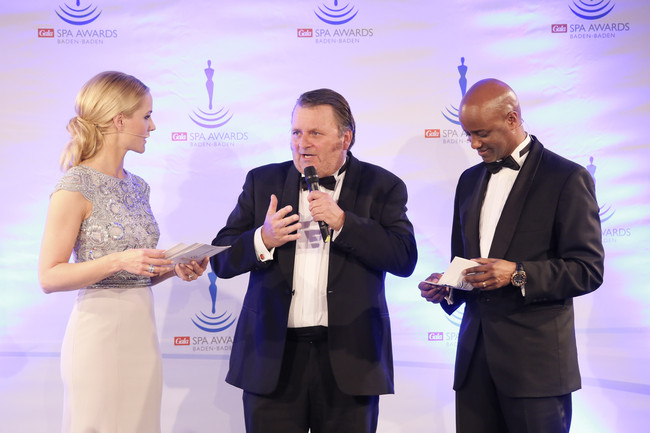 Moderatoren Judith Rakers und Yared Dibaba mit Naturfotograf und Laudator Michael Poliza
