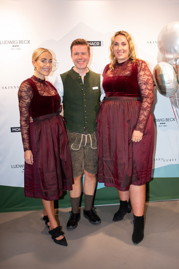 Sophia Thorer (li.) und Verena Prechtl (re. beide TheSkinnyandtheCurvyone) mit Gastgeber Christian Greiner