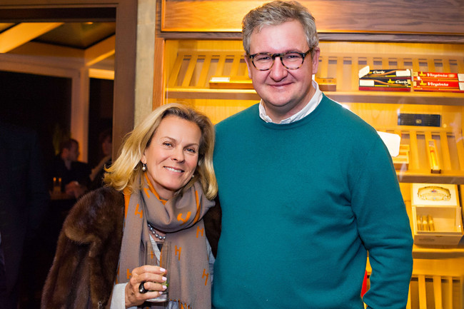 Richard Hauser, Initiator des Kitzbühel Country Club, führte Schauspielerin Andrea L’Arronge durch die Zigarren-Lounge.