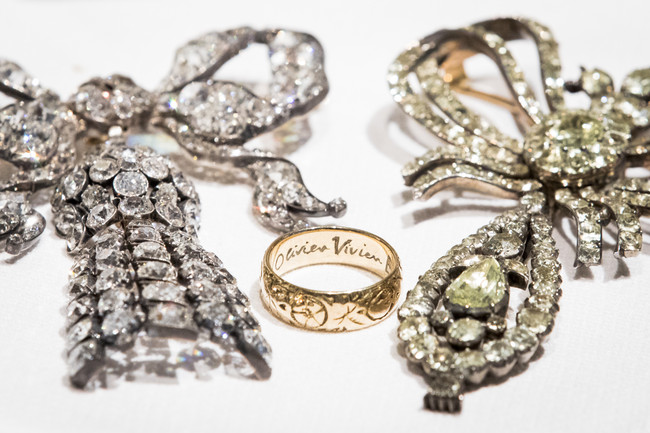 Der goldene Ring ist ein Geschenk ihres Mannes Laurence Olivier