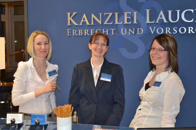 Katrin Hergert (Bürovorsteherin Kanzlei Lauck), Irmgard Lauck (Buchhalterin Kanzlei Lauck) und Nicole Schubert (Rechtsanwaltsfachangestellte)